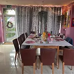 بيت للعطل The Folly Group Sleeps 26 *