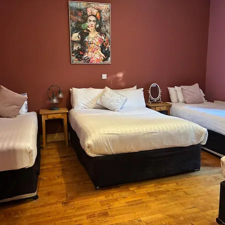 The Folly - Sleeps 28 度假居