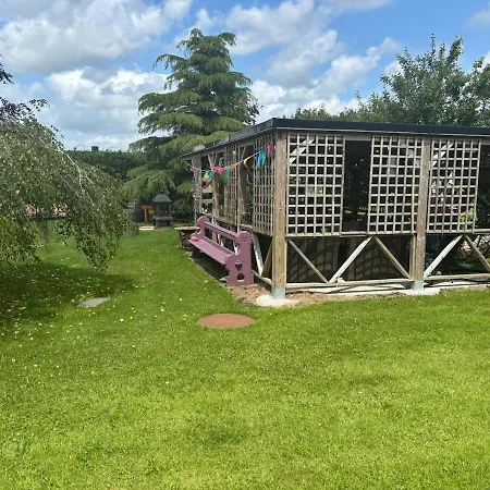 The Folly - Sleeps 28 *