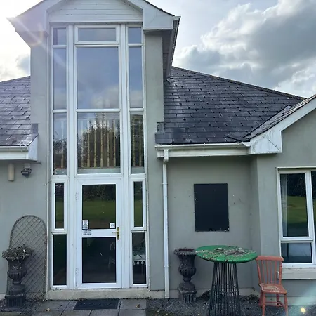 The Folly Group Sleeps 26 קילקני