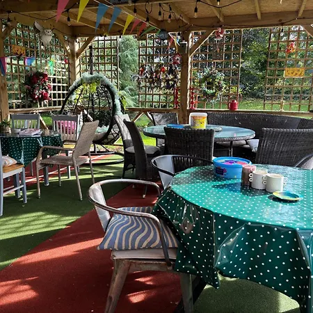 The Folly Group Sleeps 26 Tatil Evi