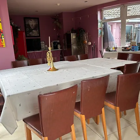 The Folly Group Sleeps 26 קילקני