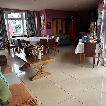 The Folly Group Sleeps 26 בית נופש קילקני