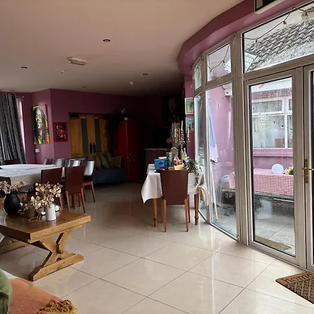 The Folly Group Sleeps 26 בית נופש *