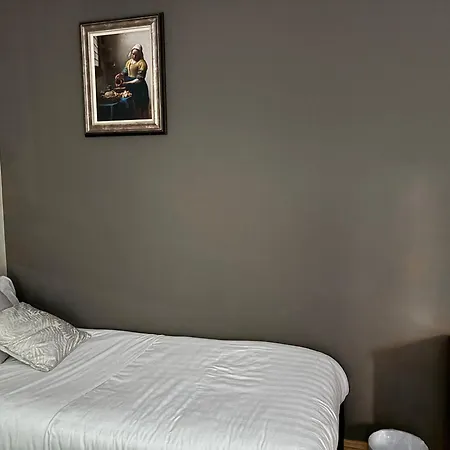 The Folly Group Sleeps 26 *