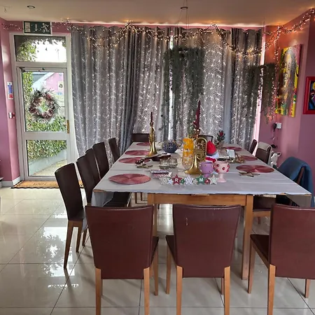 בית נופש The Folly Group Sleeps 26 *