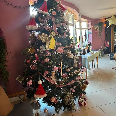 בית נופש The Folly Group Sleeps 26 קילקני