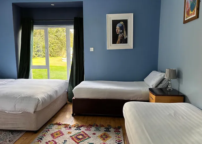 The Folly Group Sleeps 26 別荘