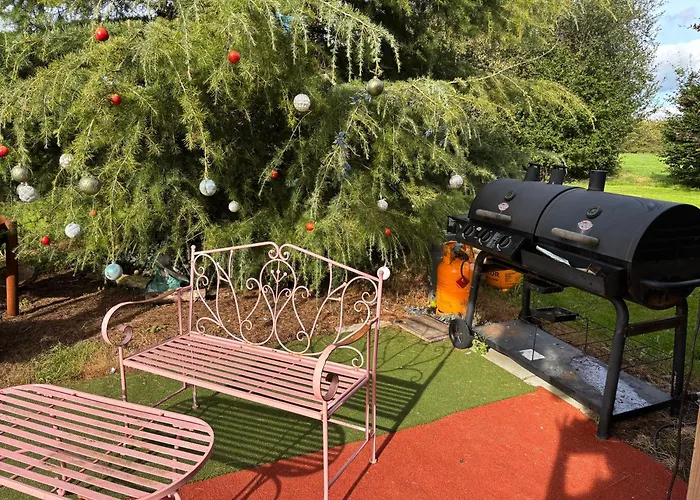 The Folly Group Sleeps 26 別荘