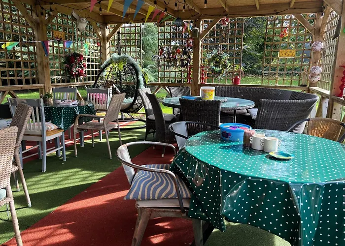 The Folly Group Sleeps 26 別荘